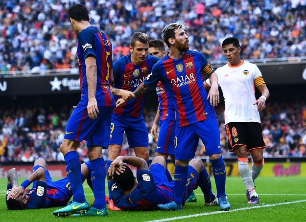 Barca pod prekomjernim granatiranjem: Neymar i Suarez dobili boce u glavu