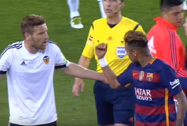 Podivljali Neymar u tunelu gađao bocom igrače Valencije