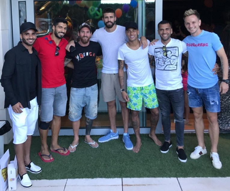 TIHI RAT U BARCELONI Klub najavio da će tužiti Neymara, a Rakitić, Messi i društvo se slikali s njim