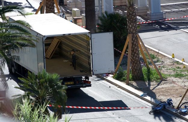 Francuzi priveli osam pomagača suludog terorista koji je kamionom u Nici ubio 88 ljudi