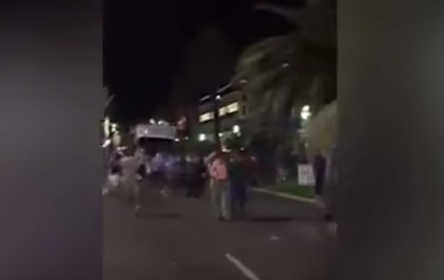 UZNEMIRUJUĆA SNIMKA Žena snimila trenutak kad je terorist kamionom počeo gaziti ljude u Nici