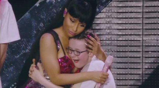 Kakav lukavac: Zaplakao pa se naglo oraspoložio na dekolteu Nicki Minaj