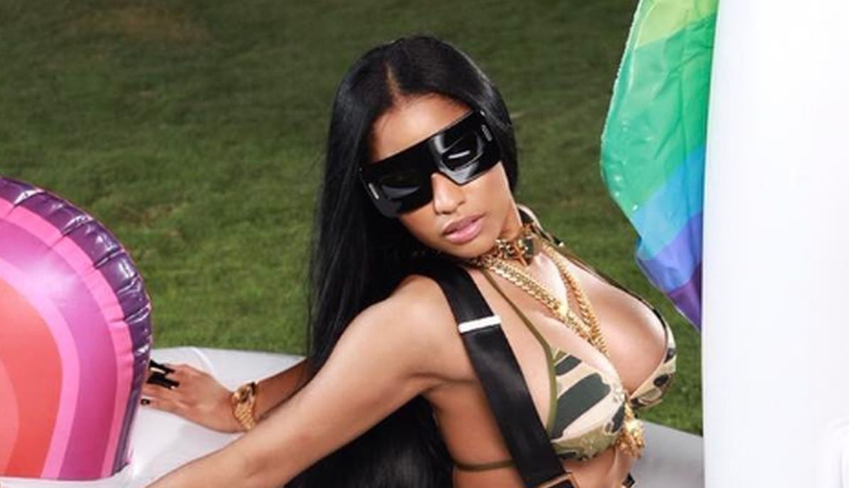 FOTO Polugola Nicki Minaj ponovo jaše, ovaj put na jednorogu