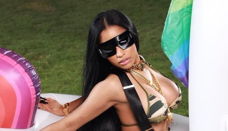 FOTO Polugola Nicki Minaj ponovo jaše, ovaj put na jednorogu