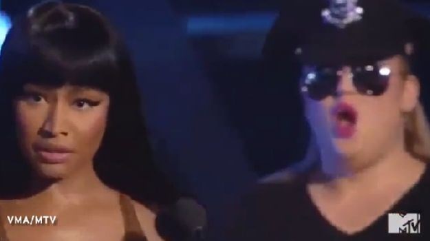 Nicki Minaj prozvala Miley Cyrus usred dodjele nagrada: "Kučko, što ima?!"