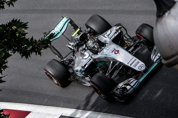 Rosbergu pole position, Hamilton se razbio