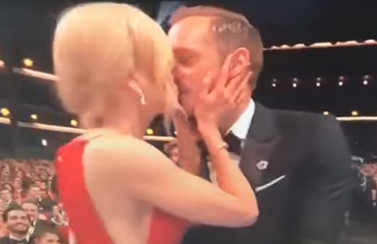 VIDEO Nicole Kidman poljubila kolegu pred mužem, a onda se i pošteno obrukala tijekom govora