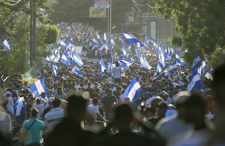 VIDEO Deseci tisuća ljudi prosvjedovali protiv vlade u Nikaragvi: "Ubojice!"