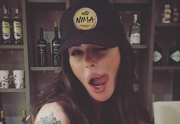 FOTO Nina Morić podigla majicu i pokazala grudi