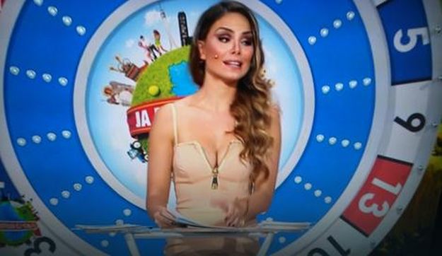 Dekolte o kojem priča cijela Srbija: Manekenka obiteljski kviz vodila u seksi haljini
