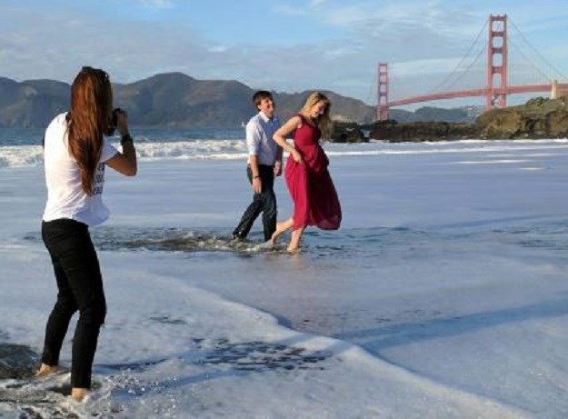 FOTO Zaljubljeni par fotkao se na nudističkoj plaži, ono što se dogodilo možda su trebali očekivati