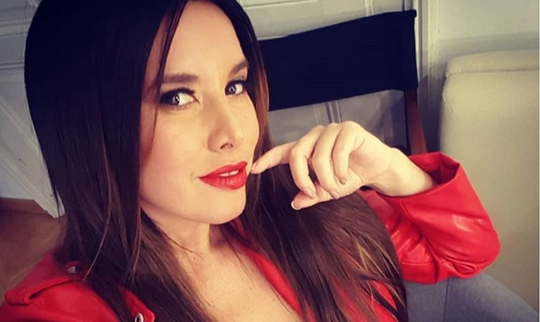 Nives Celzijus opalila selfie u crvenom izdanju i pokazala možda najdublji dekolte dosad