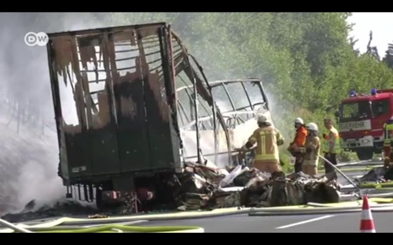 VIDEO Njemački vatrogasci nisu mogli prići zapaljenom autobusu, sve je gorjelo