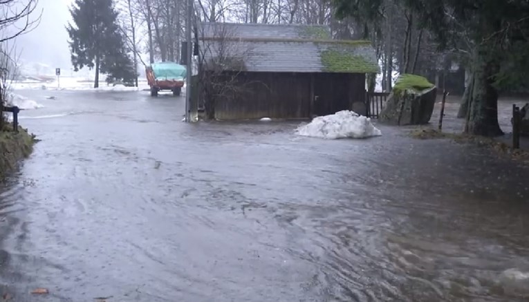 VIDEO Poplave i odroni tla u južnoj Njemačkoj, stotinjak osoba evakuirano