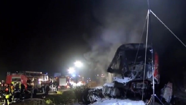 Teška nesreća u Njemačkoj: Vlak se sa 100km/h zabio u vojni kamion, najmanje jedna osoba poginula