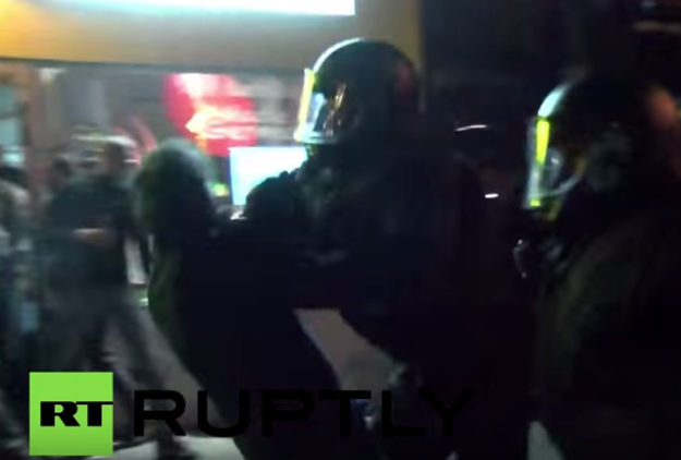 Njemački policajci brutalno nokautirali prolaznika, nisu dali liječnicima da mu pomognu