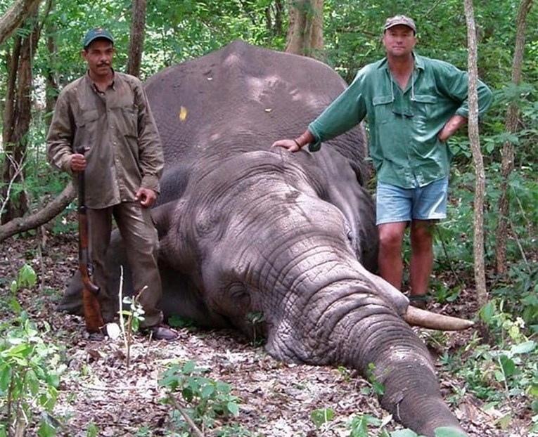 Lovca je ubio slon kojeg je pokušao upucati, a ovako je internet reagirao na njegovu smrt