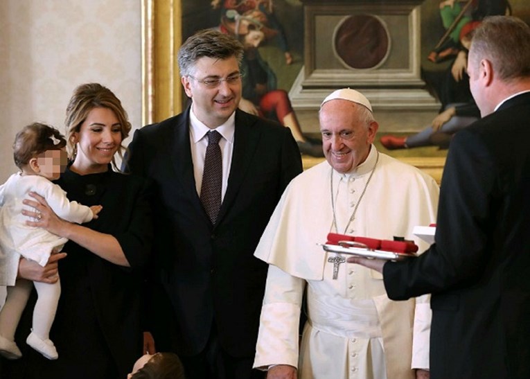 FOTO Plenković u Vatikan poveo suprugu, ponosno pozirala s papom Franjom