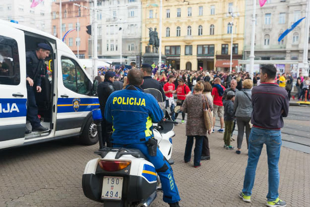 Opet divljali: Policija privela pet maturanata jer su oštetili tramvaj i dva vlaka