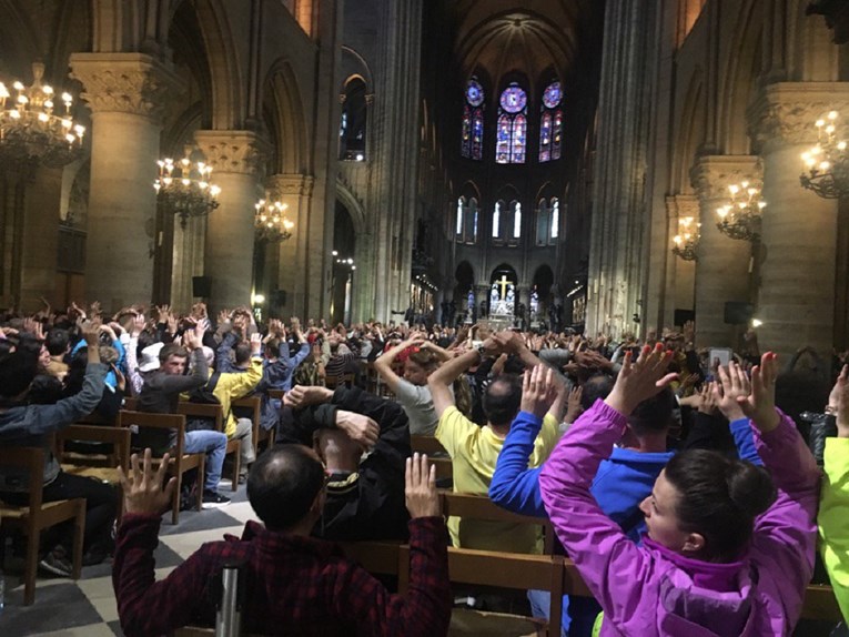 TEROR U PARIZU Čekićem napao policajca uz urlik "ovo je za Siriju", pa upucan ispred Notre Damea