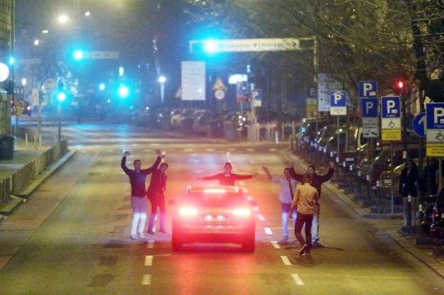 Ulazak u novu godinu slavili zaustavljajući automobile nasred zagrebačke Ulice kralja Držislava