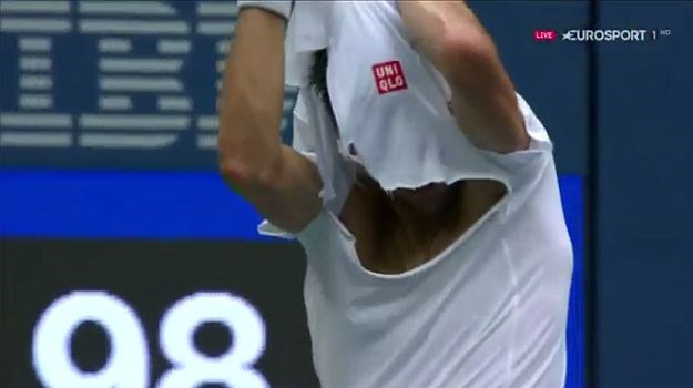 Publika nikada nije ovako zviždala: Golog Đokovića u trenutku ludila oblačili sponzori