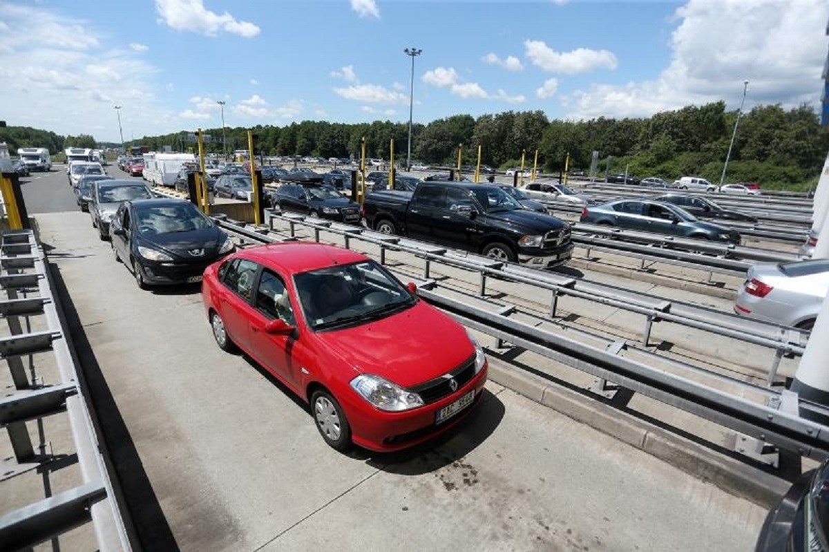 GUŽVE NA GRANICI I PREMA MORU Na ulazak u Hrvatsku čeka se po dva sata, na Lučkom kolona od 14km