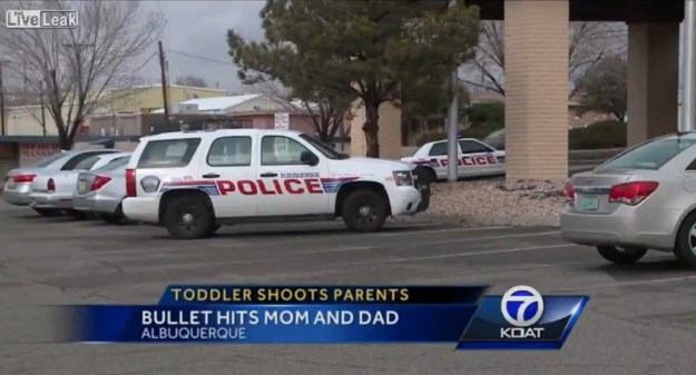 Trogodišnjak iz Novog Meksika pronašao pištolj i upucao oca i trudnu majku