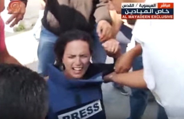 Video: Novinarku tijekom izvještavanja pogodila šok granata, njena reakcija oduševila svijet