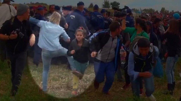 VIDEO: Snimateljica nogom udara izbjeglice, majci s djetetom u trku podmetnula nogu