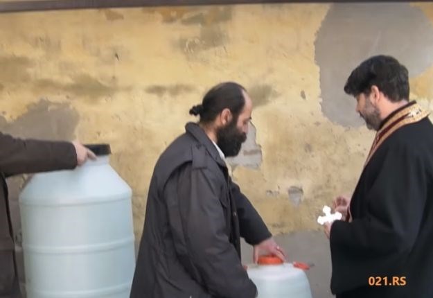 Besposlen pop i jariće krsti: Svećenici iz Novog Sada opet blagoslovili vodu u gradskom vodovodu