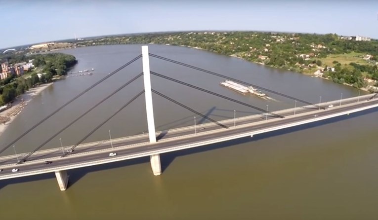 Muškarac gurnuo s novosadskog mosta ženu u Dunav, policija i ronioci u potrazi za tijelom