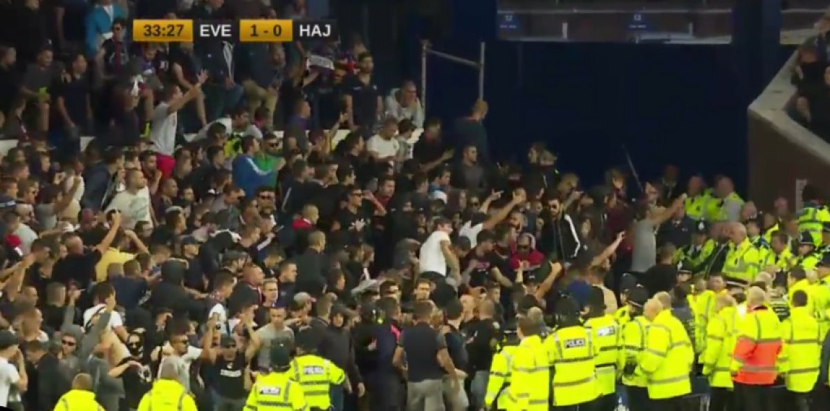 NEREDI U LIVERPOOLU Letjele stolice, Torcida umalo upala u teren
