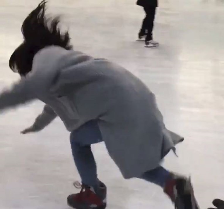 VIDEO Nespretna djevojka na ledu postala senzacija na Twitteru, bit će vam odmah jasno zašto