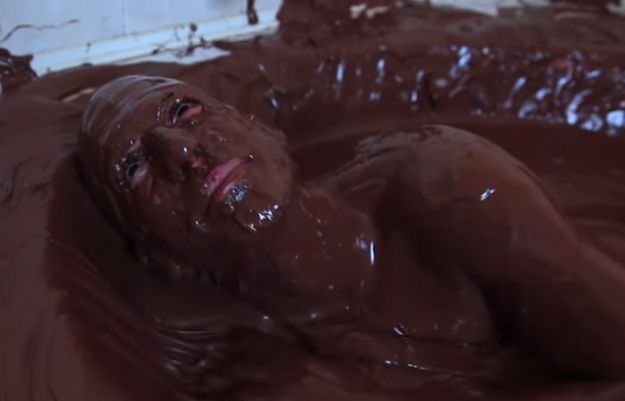 VIDEO Evo što vam se dogodi kad se okupate u kadi punoj Nutelle