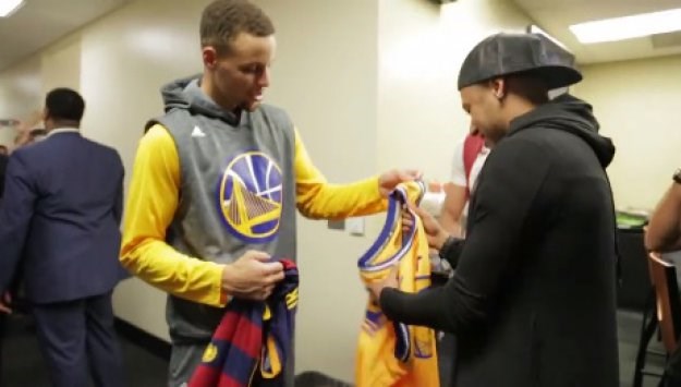 Neymar dijelio poklone u svlačionici Warriorsa: Pogledajte njegov susret s Curryjem