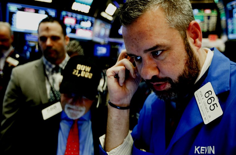Wall Street opet oštro pao