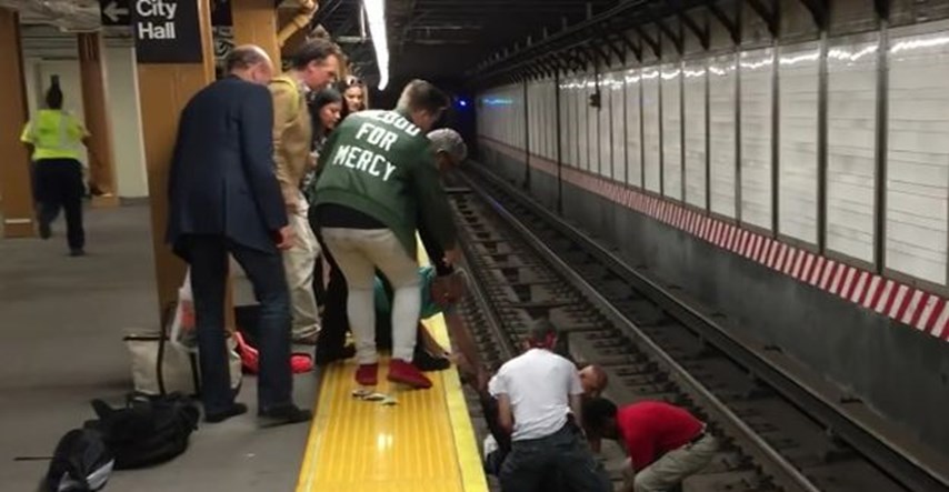 VIDEO Dobrota još uvijek postoji: Riskirali život da spase čovjeka pred jurećim vlakom