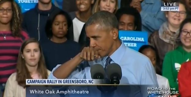 VIDEO Obama usred govora pomirisao svoju ruku zbog stvarno bizarnog razloga