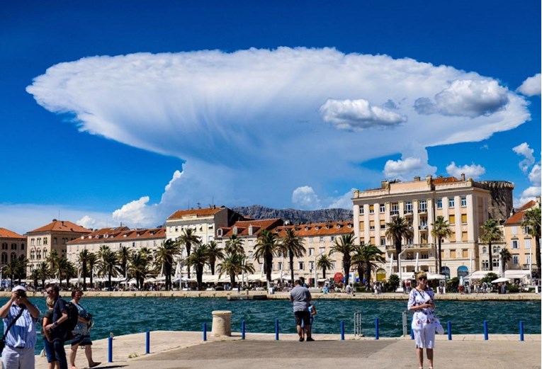 FOTO Svi su se zagledali u neobičan "NLO oblak" iznad Splita