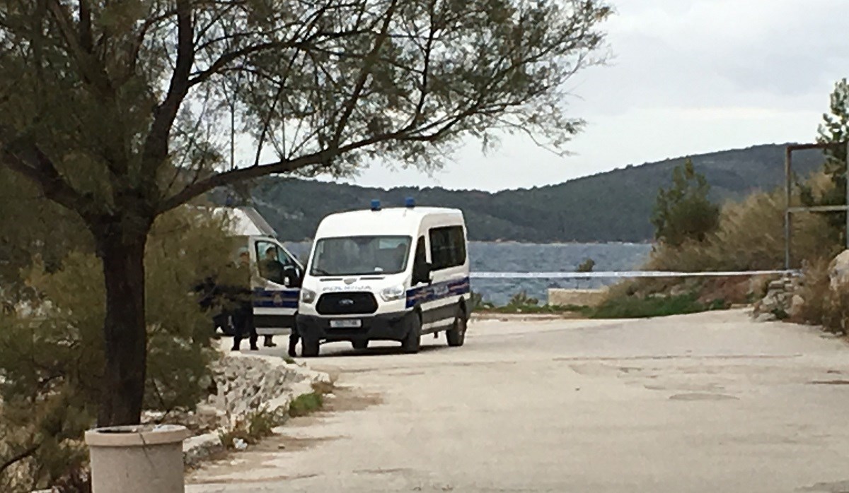 FOTO, VIDEO Policija ogradila pristup poznatoj splitskoj plaži: "Tisuću ljudi ostat će bez posla"