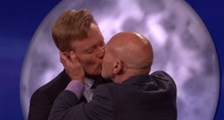Patrick Stewart ljubi koga stigne: Pogledajte kakav je poljubac "zalijepio" Conanu O´Brienu