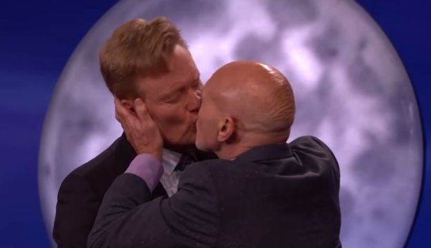 Patrick Stewart ljubi koga stigne: Pogledajte kakav je poljubac "zalijepio" Conanu O´Brienu