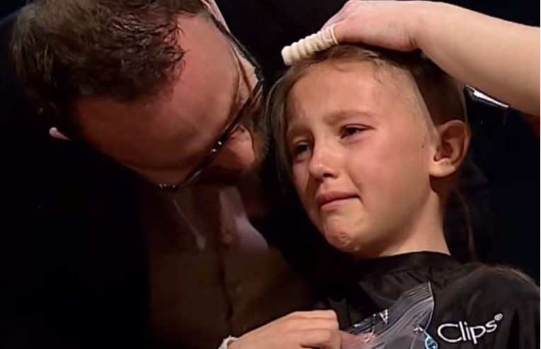 VIDEO Djevojčica obrijala glavu da bi pomogla teško bolesnom bratu
