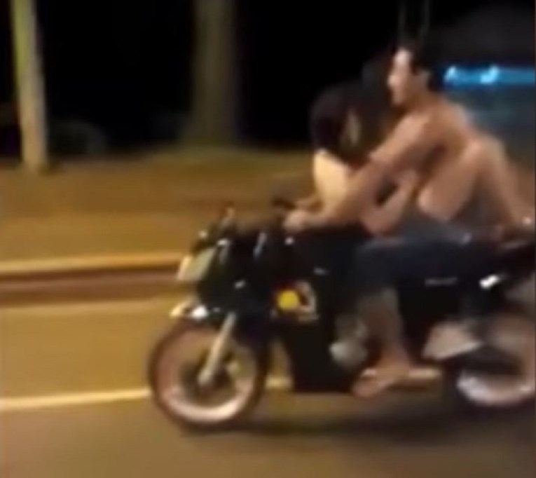 VIDEO Internetom kruži bizarna snimka napaljenog para koji se seksao na motoru za vrijeme vožnje