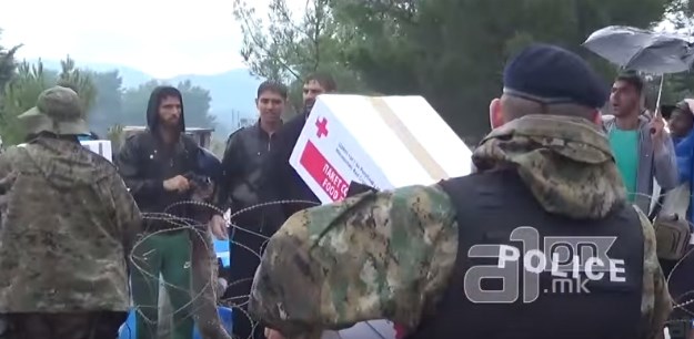Kontroverzna snimka: Evo zašto izbjeglice odbijaju pomoć Crvenog križa u Makedoniji