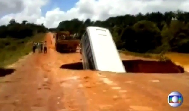 Nevjerojatna snimka: Kompletan bus doslovno propao u zemlju