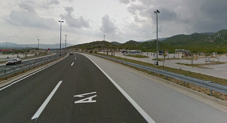Nesreća na autocesti A1: Vozač Renaulta poginuo, pretjecao je automobil i naletio na znak