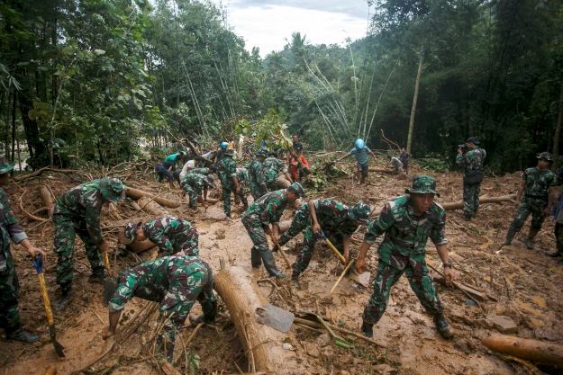 U poplavama i odronima u Indoneziji poginulo preko 30 osoba