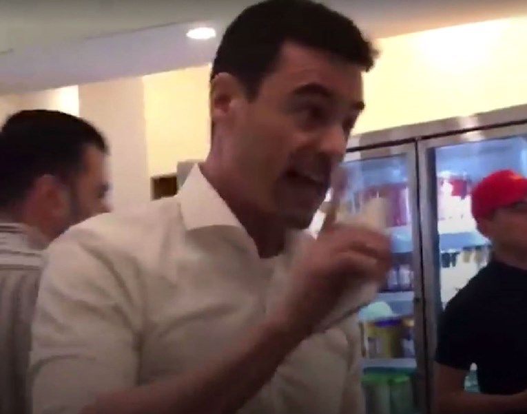 Američki odvjetnik poludio na konobarice jer su pričale španjolski, pogledajte snimku